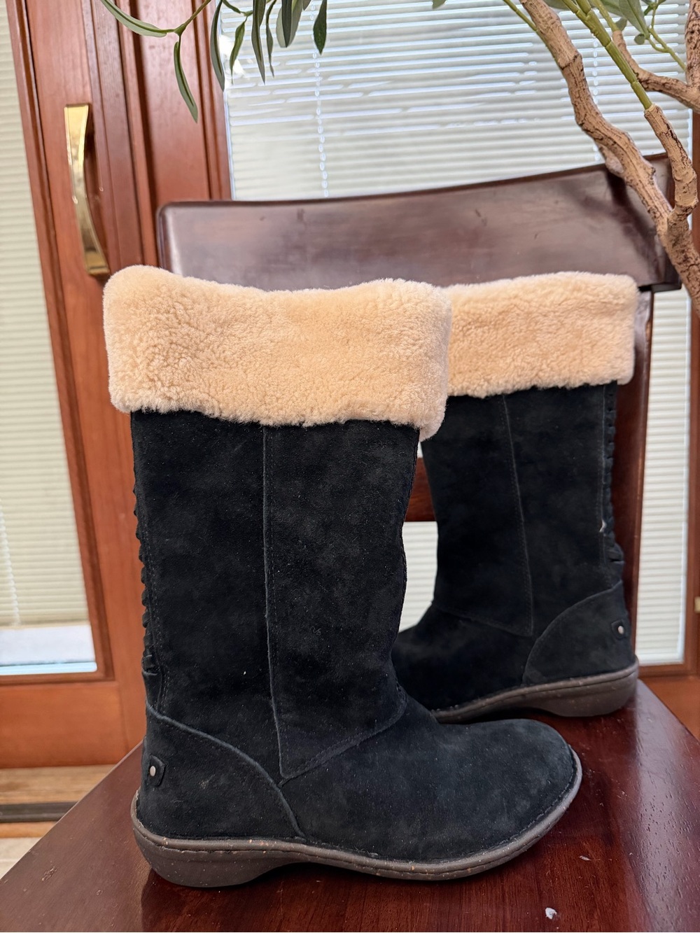 UGG Karyn Size 7 Side Zip Suede Sherpa Sheepskin Lining Boots Women's 1005449